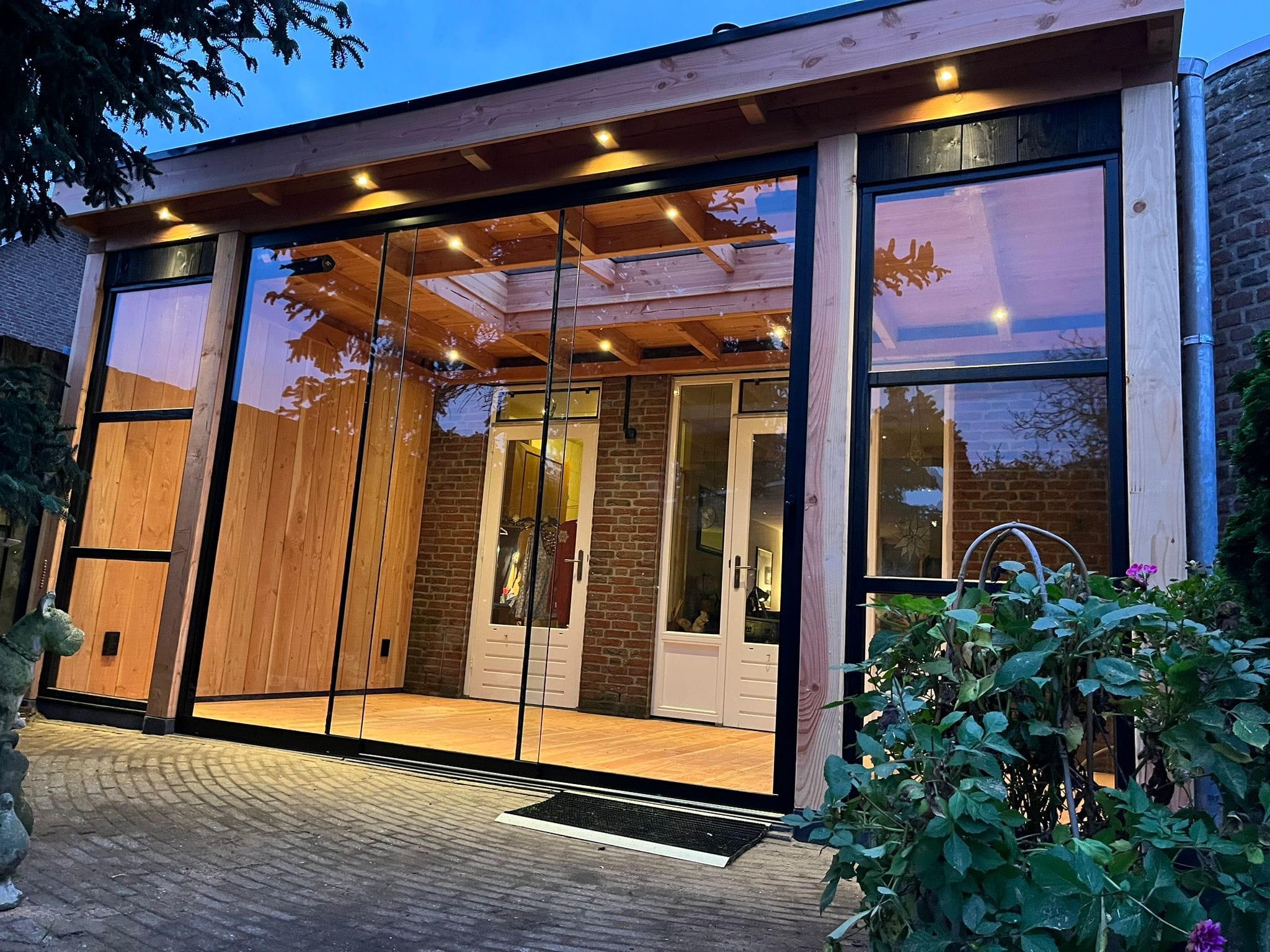 Douglas aanbouw met glazen pui en lichtstraat