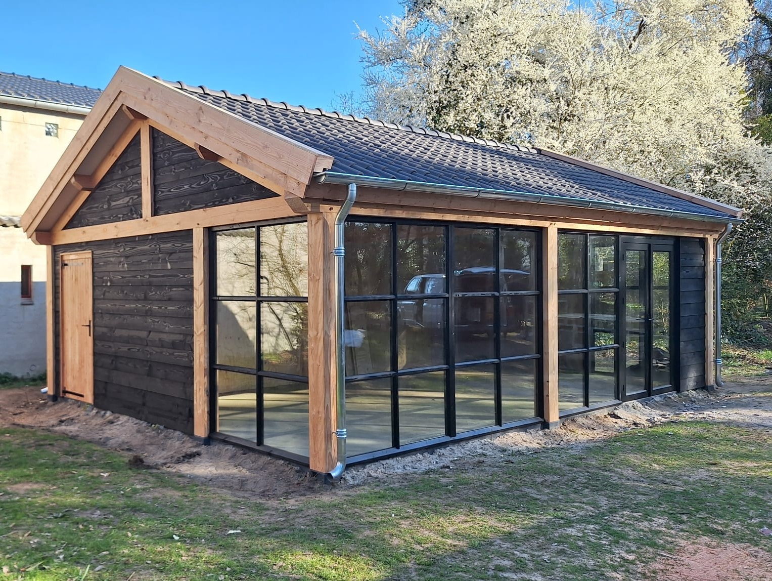 Atelier met Douglas constructie en glaswanden